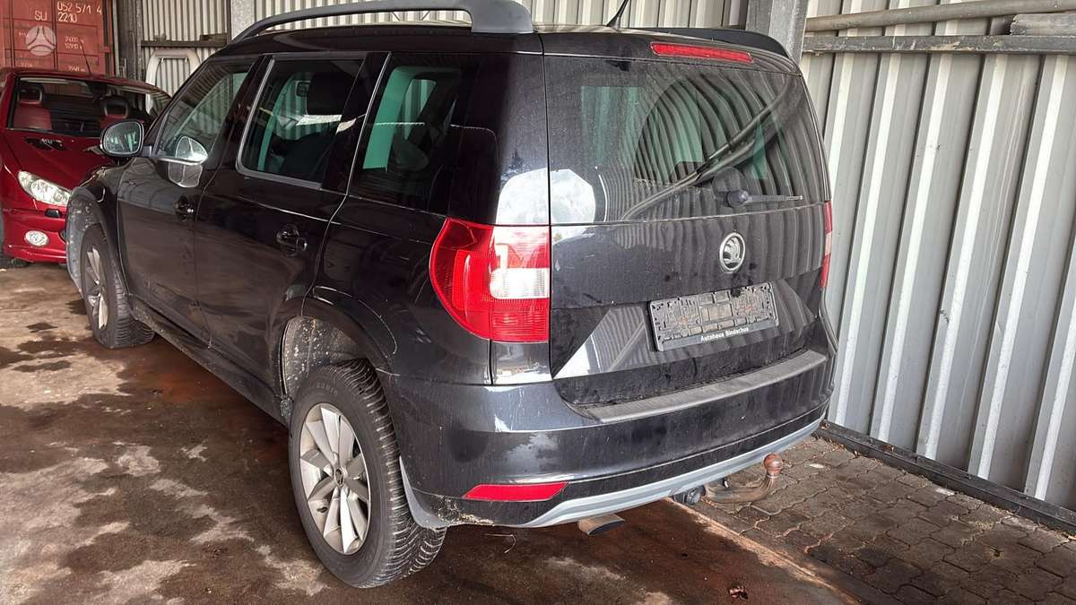 Skoda Yeti 2015 — rear view