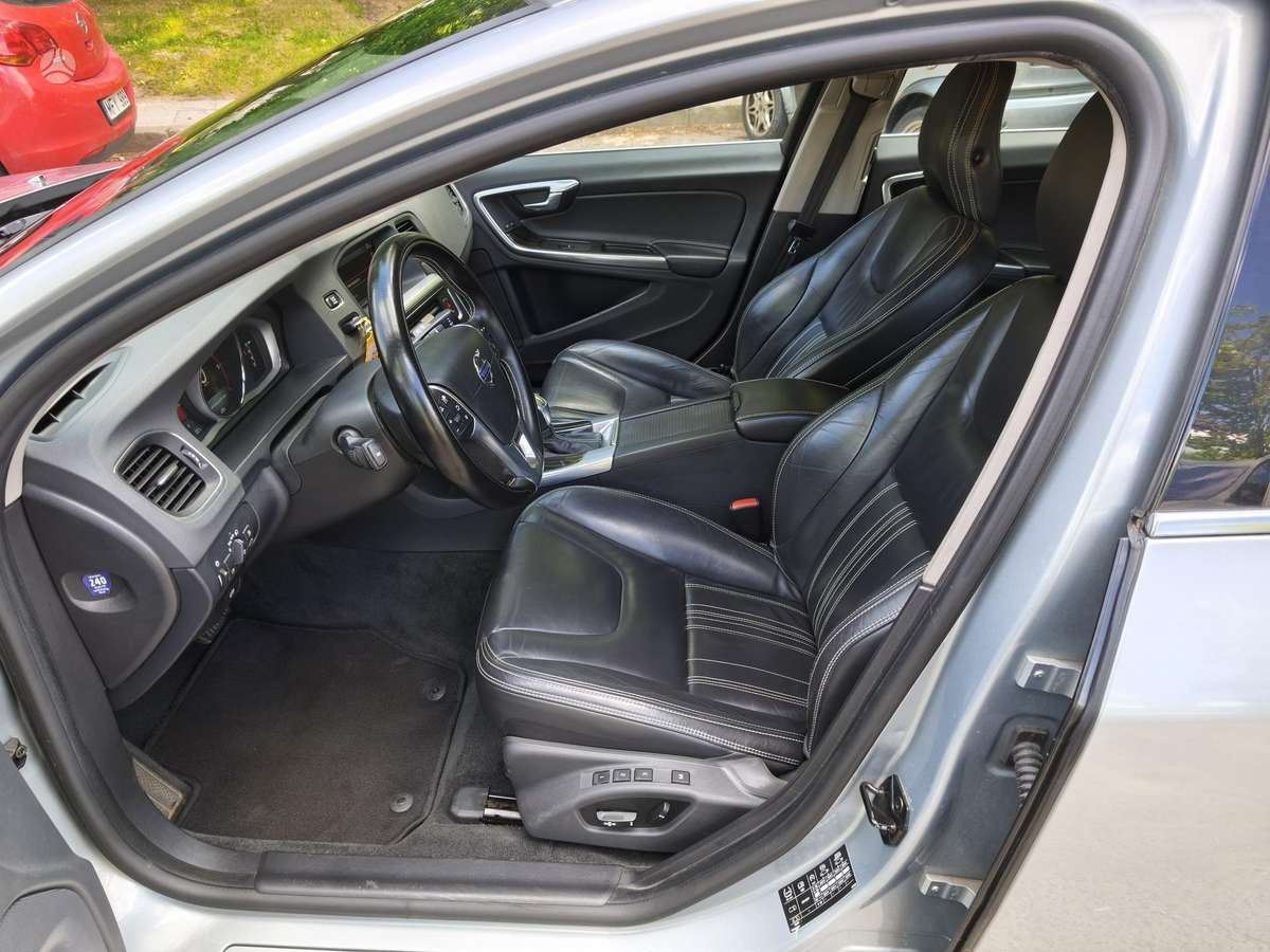 Volvo V60 2013 — photo 16