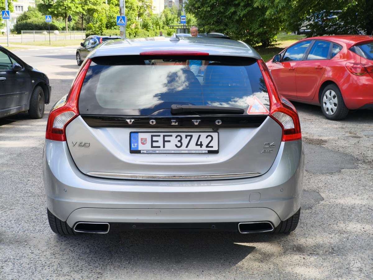 Volvo V60 2013 — engine 2400 cm³, 215 HP (158kW)