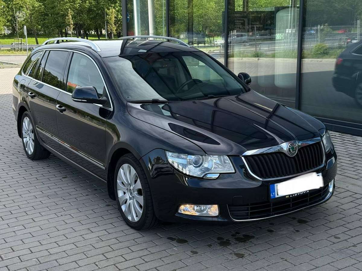Skoda Superb 2010 — rear view
