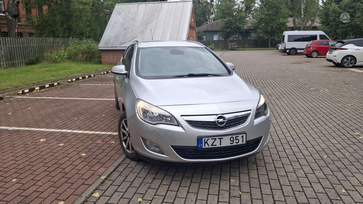Opel Astra 2011 — rear view