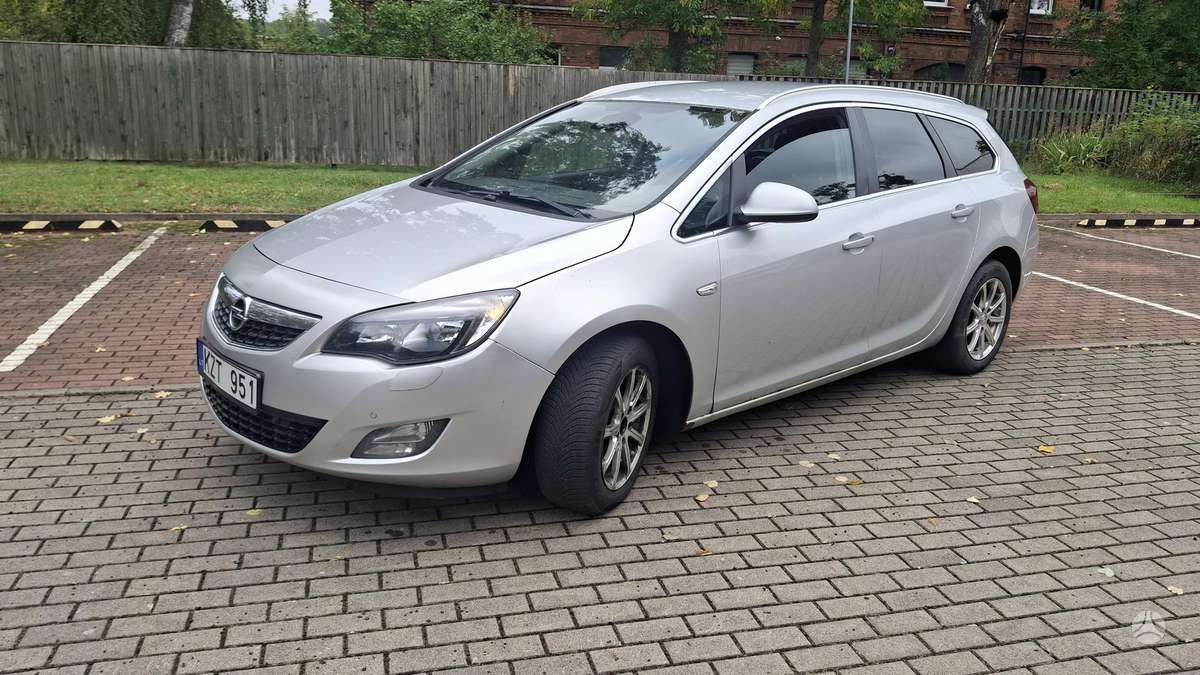 Opel Astra 2011 — interior