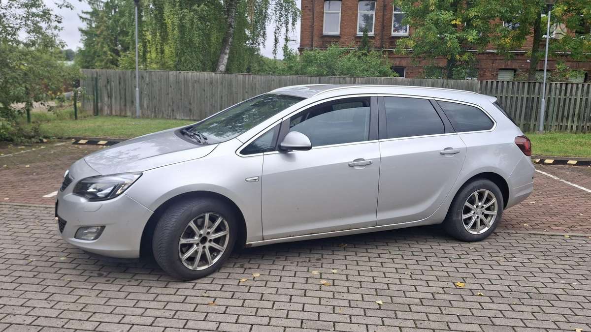 Opel Astra 2011 — engine 2000 cm³