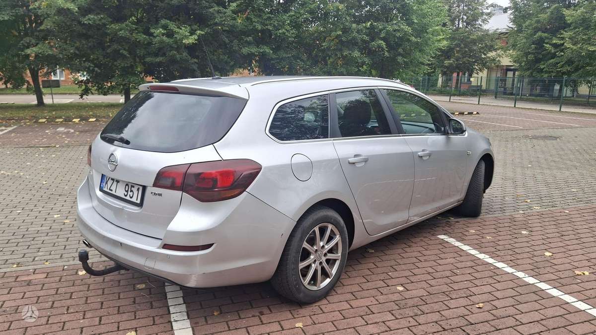 Opel Astra 2011 — photo 7