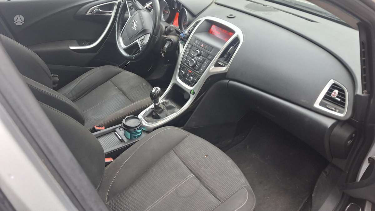 Opel Astra 2011 — photo 8