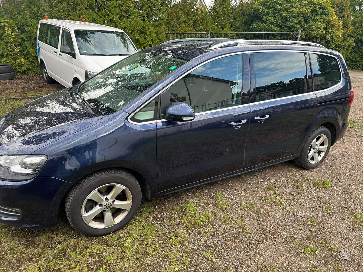 Volkswagen Sharan 2015 — rear view