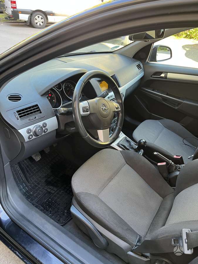 Opel Astra 2009 — салон