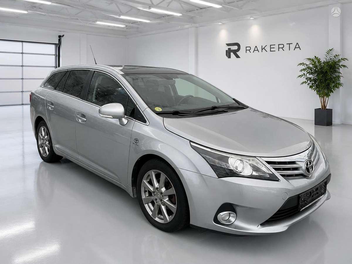Toyota Avensis 2012 — вигляд ззаду