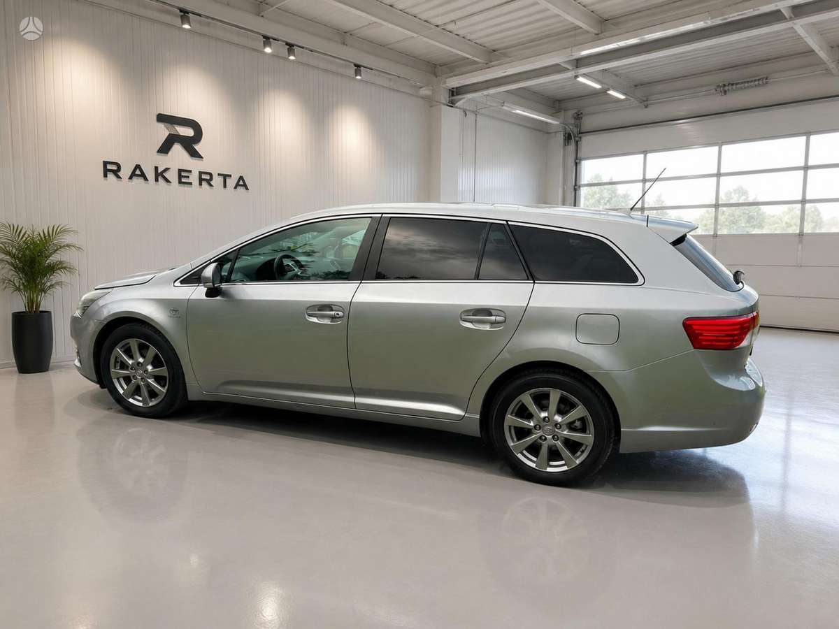 Toyota Avensis 2012 — салон