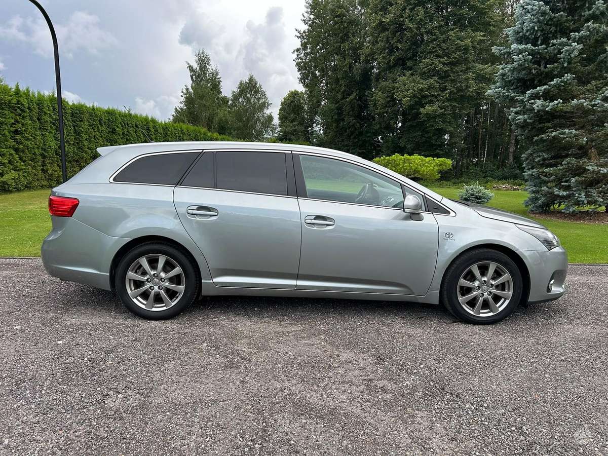 Toyota Avensis 2012 — двигун 1998 cm³, 124 HP (91kW)