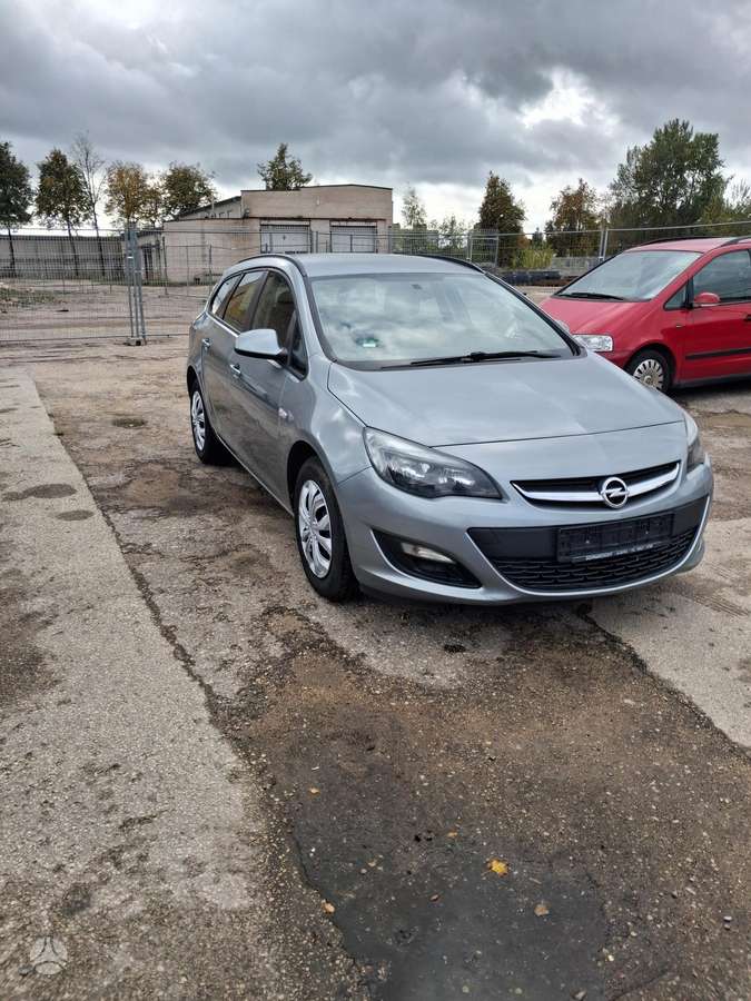Opel Astra 2015 — rear view