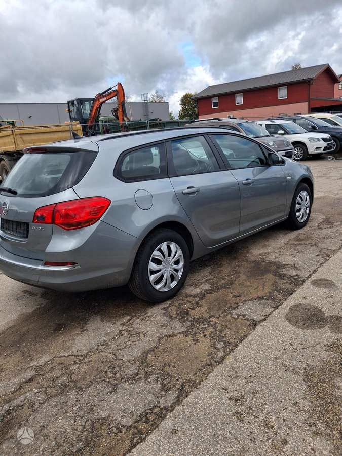 Opel Astra 2015 — engine 1600 cm³, 110 HP (81kW)