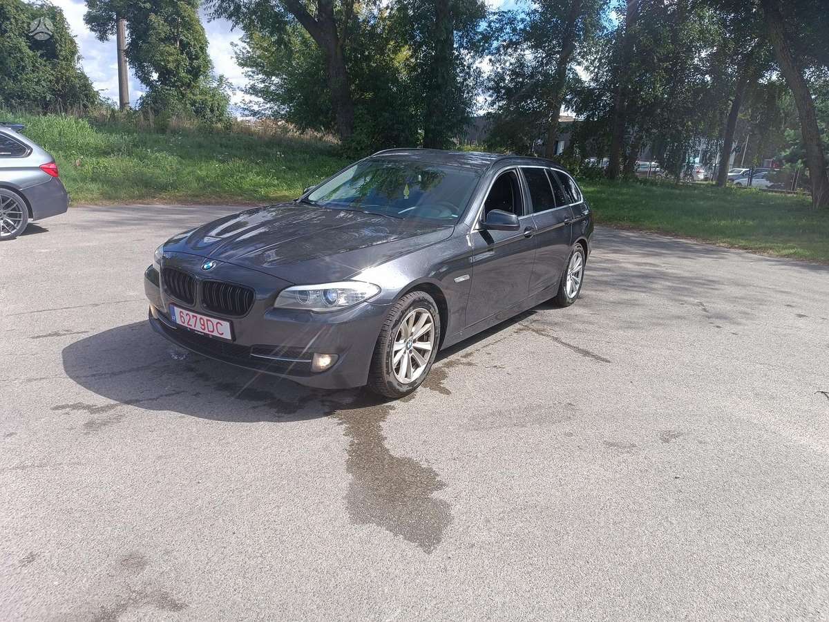 BMW 520 2012 — салон