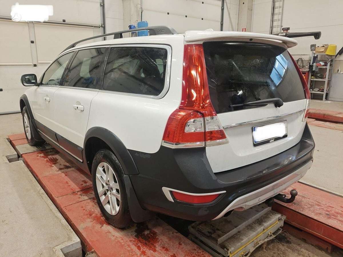 Volvo XC70 2015 — двигун 2000 cm³, 181 HP (133kW)