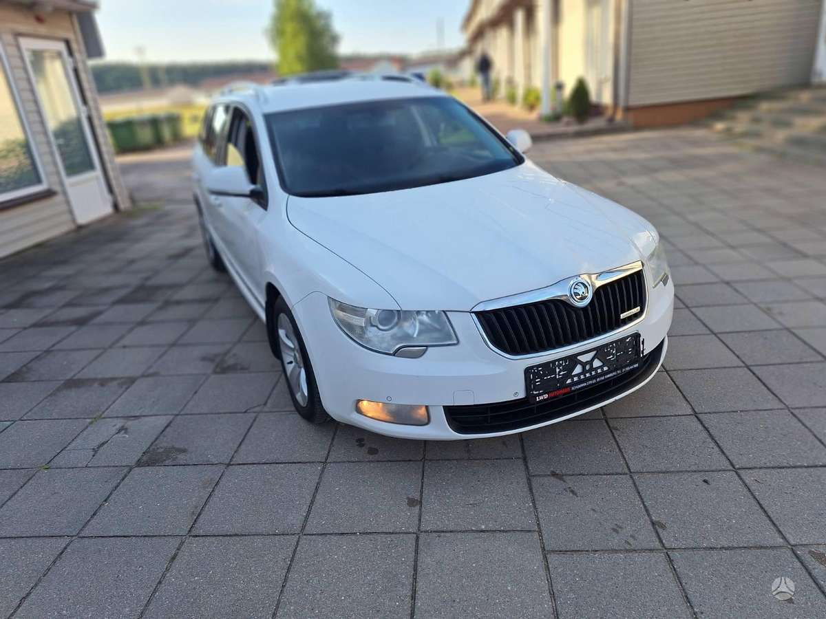 Skoda Superb 2012 — rear view