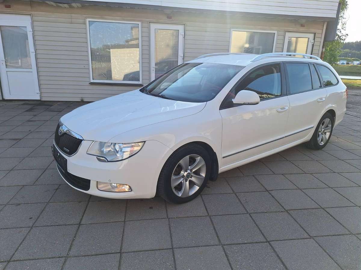Skoda Superb 2012 — interior