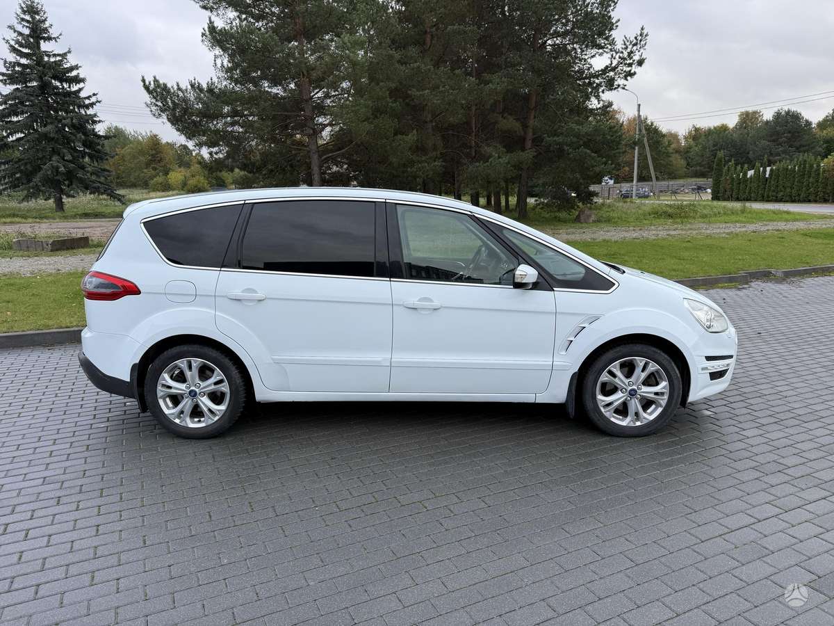 Ford S-MAX 2014 — вигляд ззаду