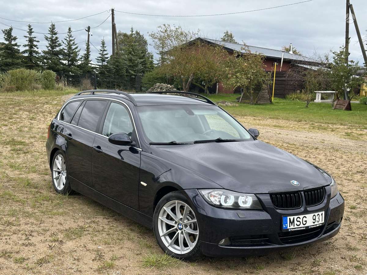 BMW 330 2007 — вигляд ззаду