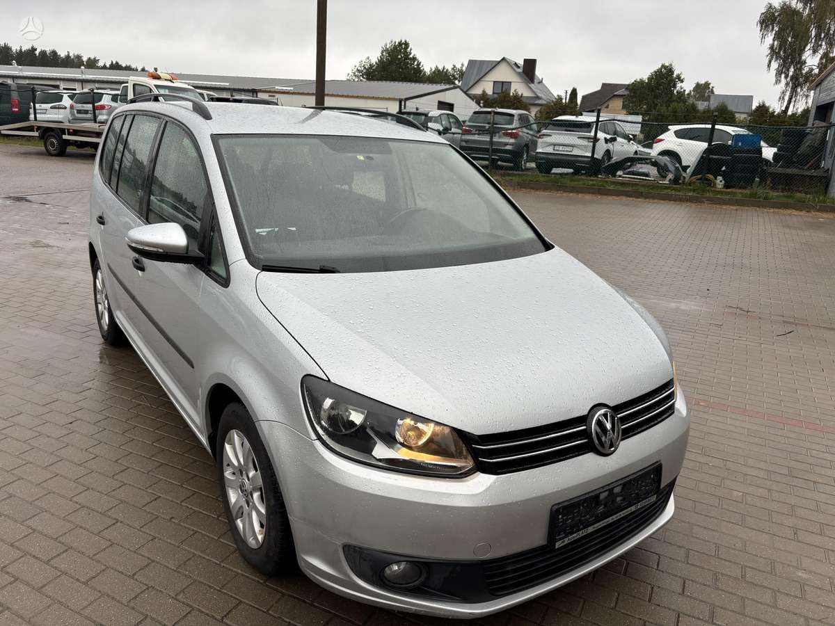 Volkswagen Touran 2013 — салон