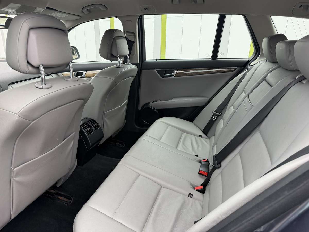 Mercedes-Benz E320 2008 — photo 20
