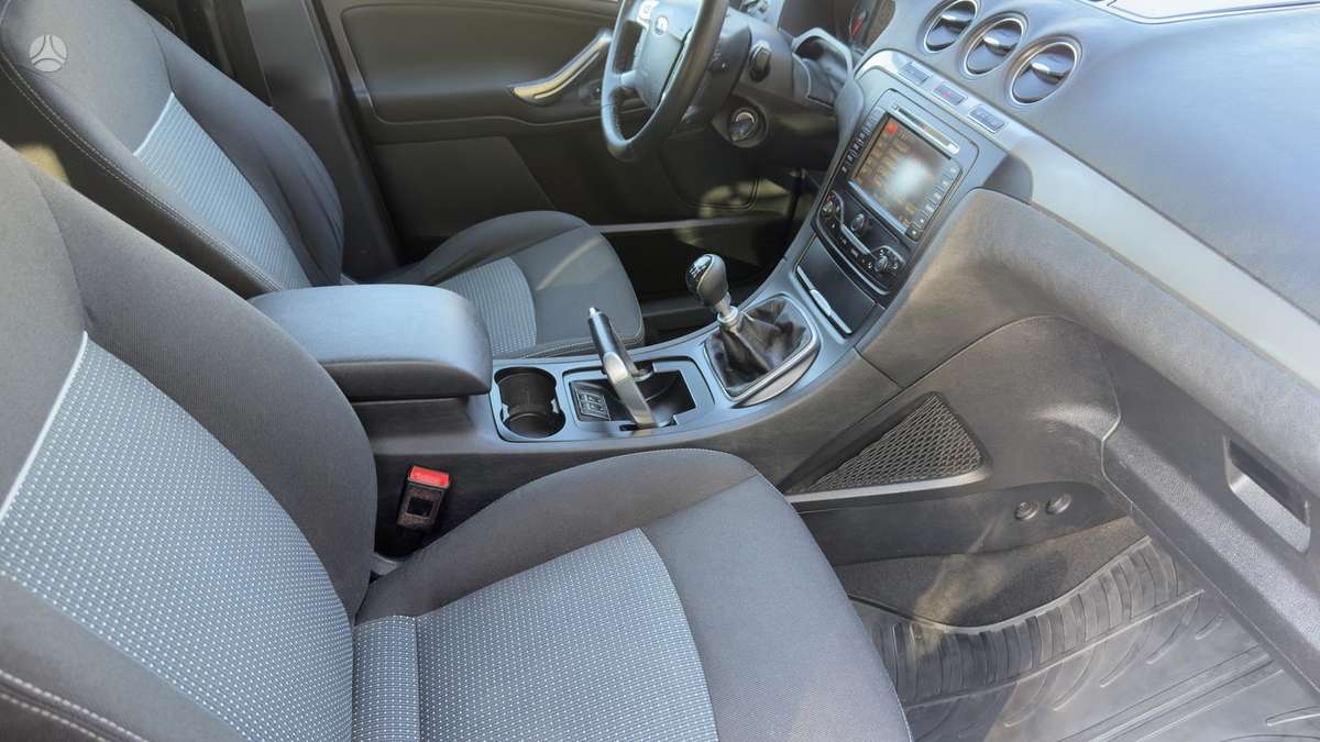 Ford Galaxy 2013 — photo 21