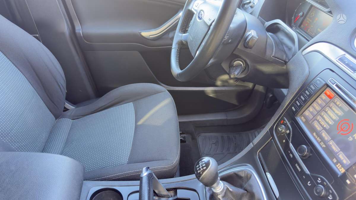 Ford Galaxy 2013 — photo 22