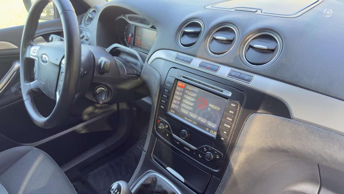Ford Galaxy 2013 — photo 24