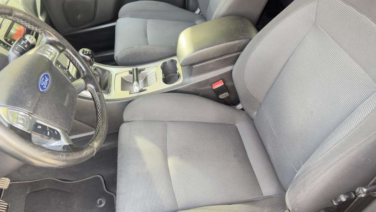 Ford Galaxy 2010 — photo 13