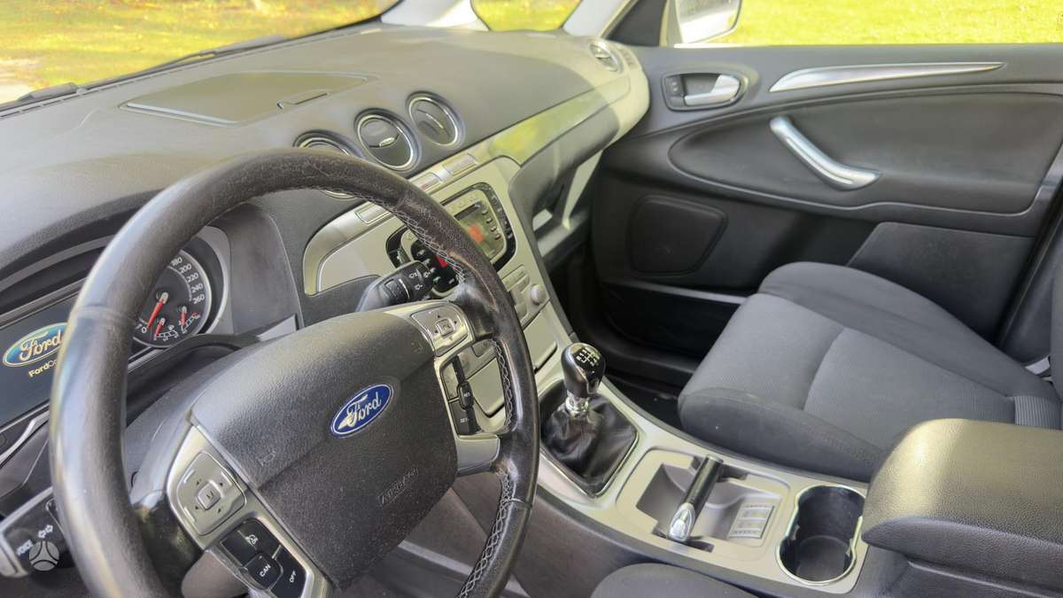 Ford Galaxy 2010 — photo 14