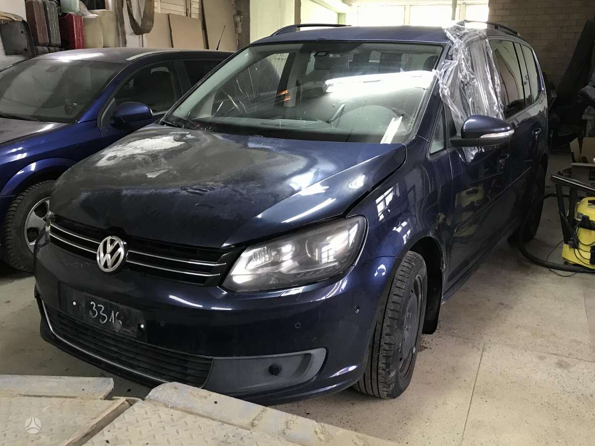 Volkswagen Touran 2011 — вигляд ззаду