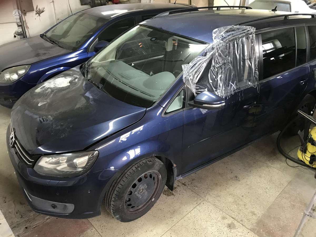 Volkswagen Touran 2011 — салон