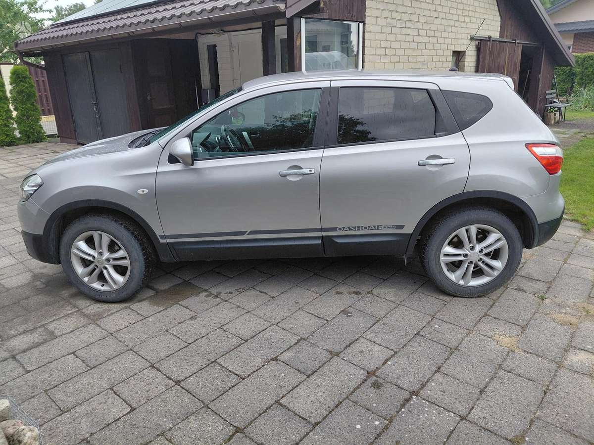 Nissan Qashqai 2013 — rear view