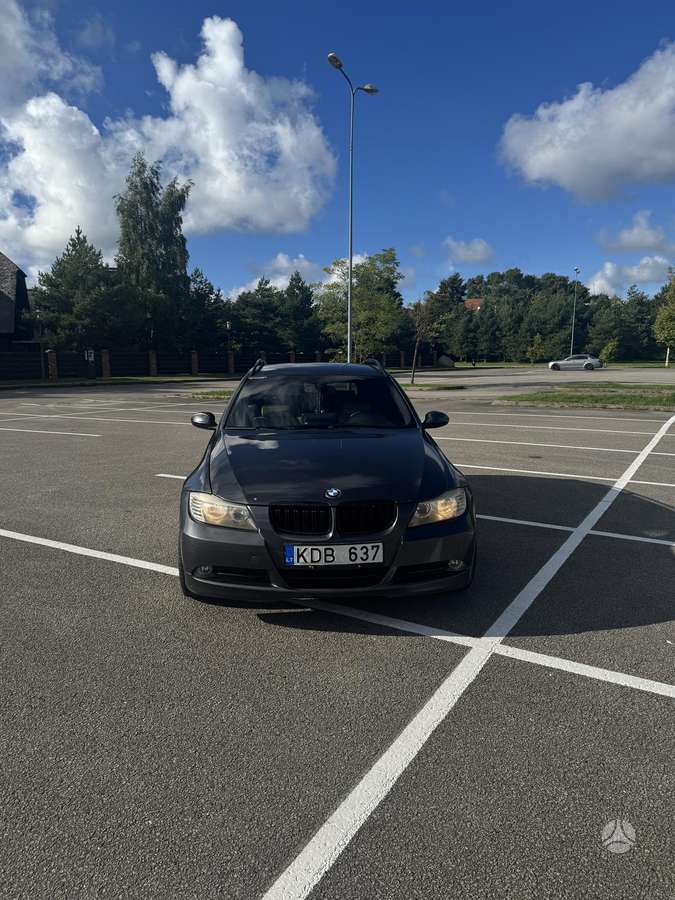 BMW 320 2005 — rear view