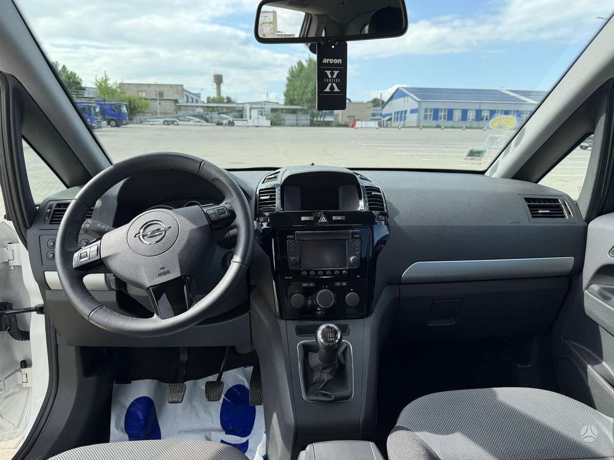 Opel Zafira 2013 — photo 11