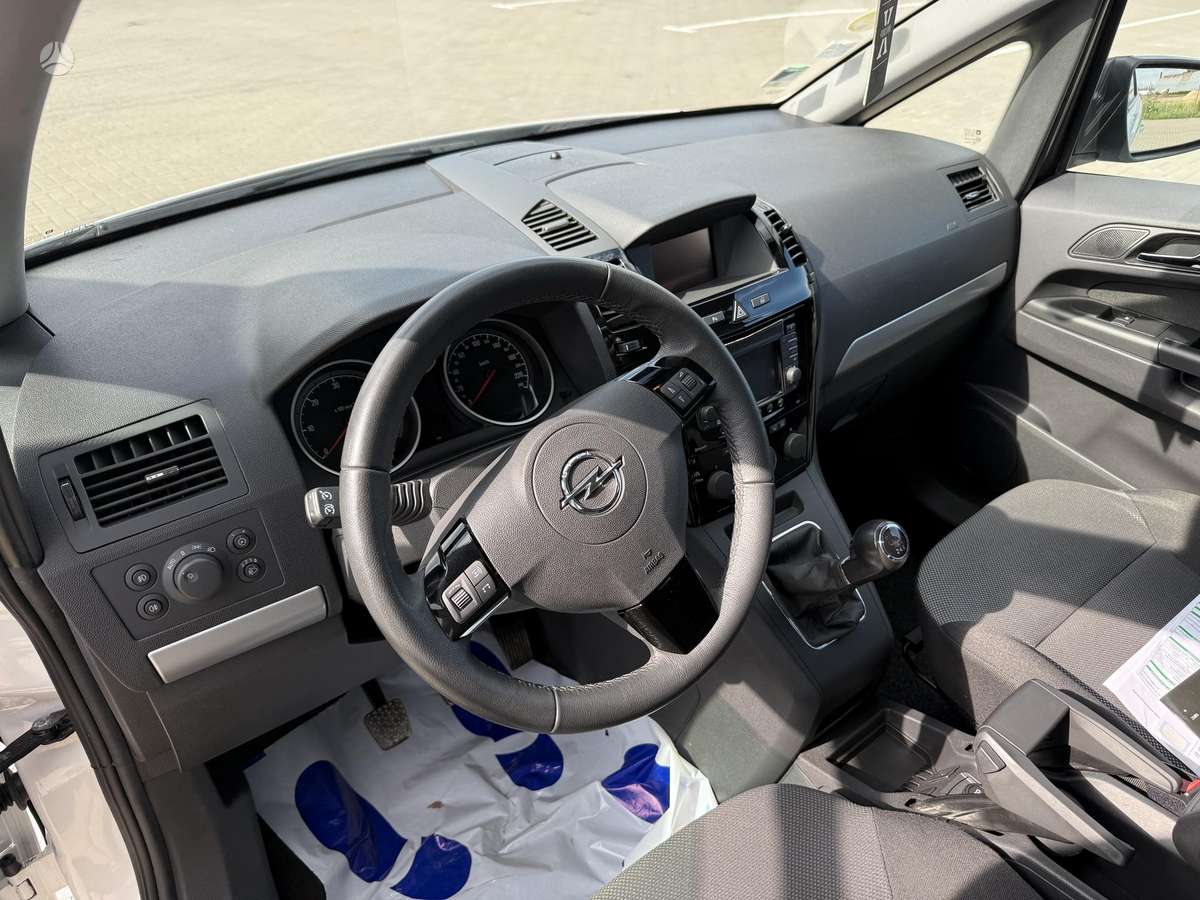 Opel Zafira 2013 — photo 12