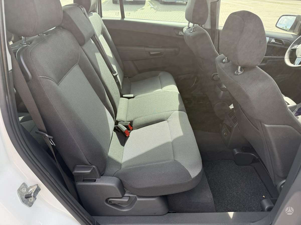 Opel Zafira 2013 — photo 16