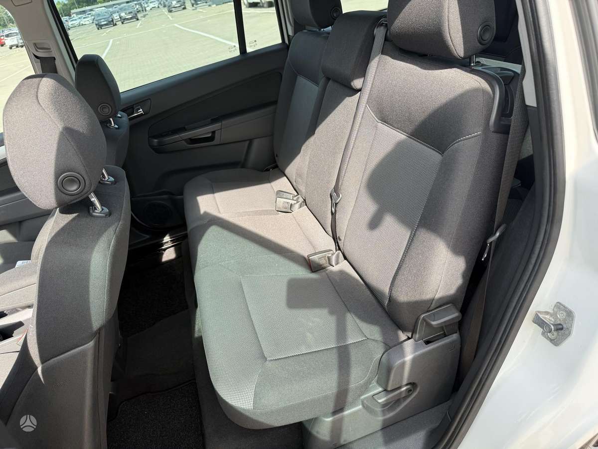 Opel Zafira 2013 — photo 17