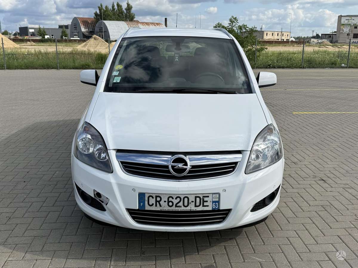 Opel Zafira 2013 — rear view