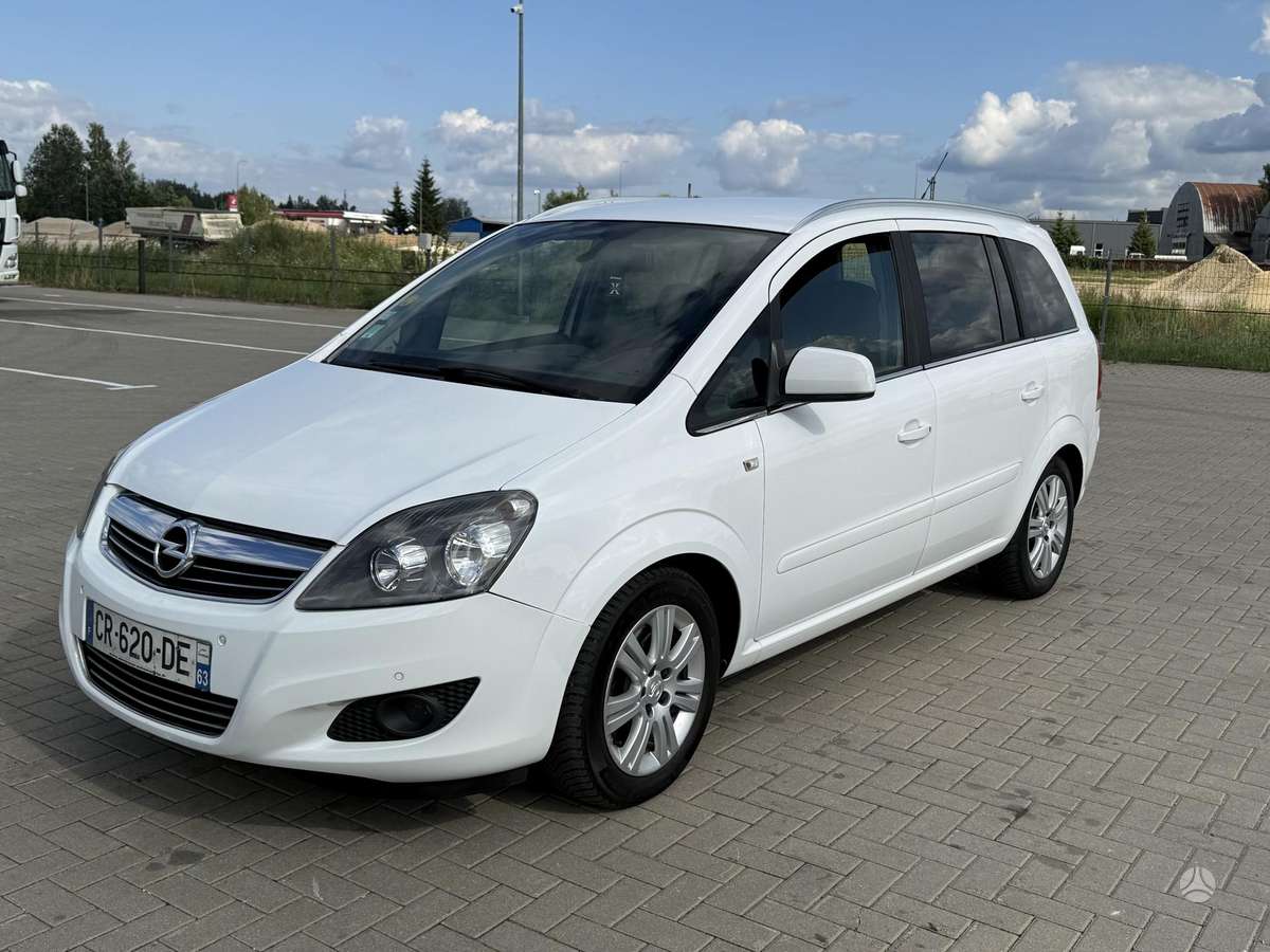 Opel Zafira 2013 — interior