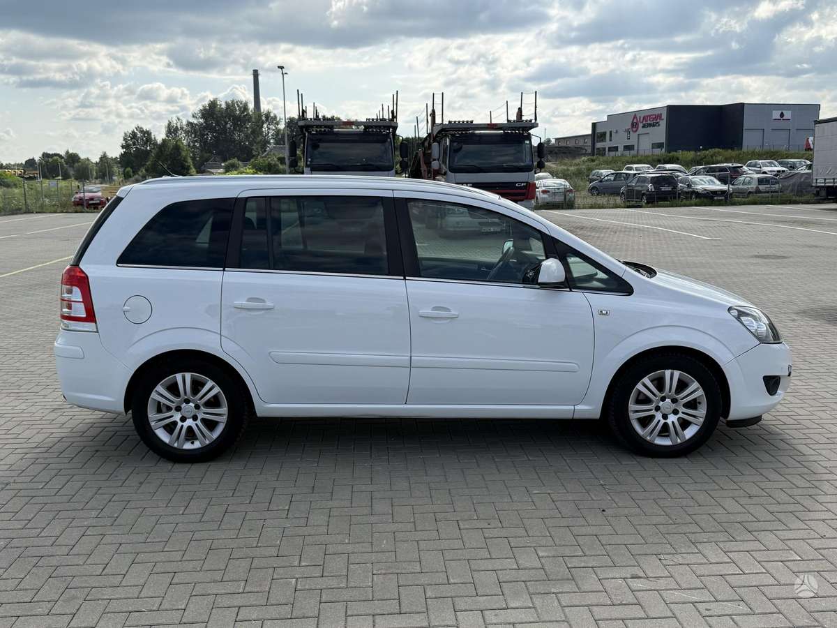 Opel Zafira 2013 — photo 8