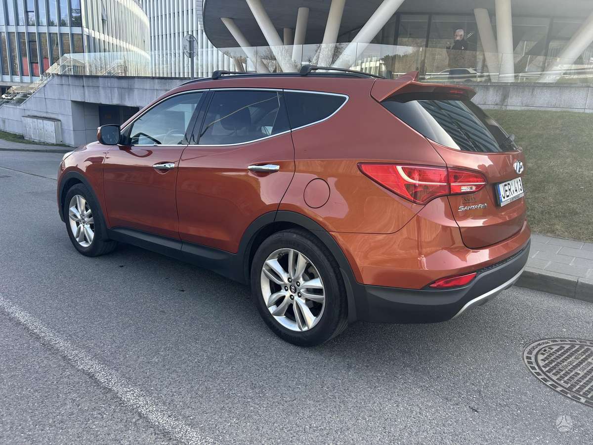 Hyundai Santa 2013 — rear view