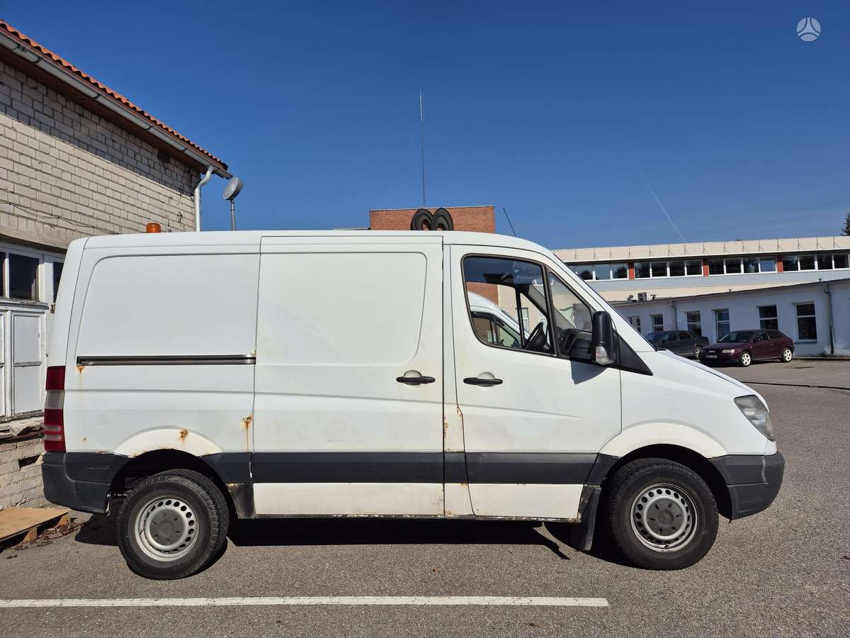 Mercedes-Benz Sprinter 2013 — rear view