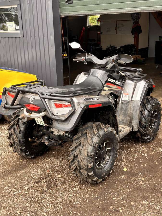 Can-Am Outlander 2011 — rear view
