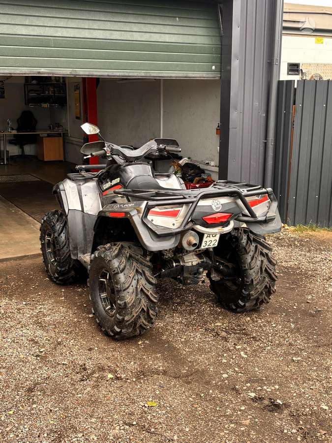 Can-Am Outlander 2011 — interior