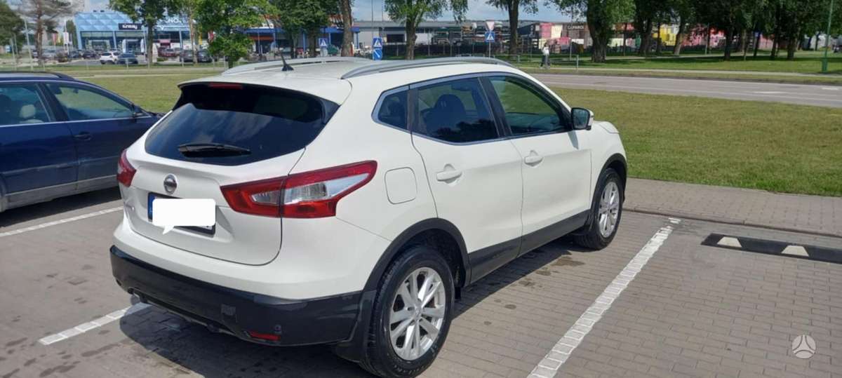 Nissan Qashqai 2015 — rear view