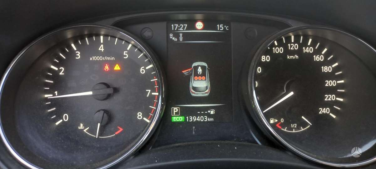 Nissan Qashqai 2015 — interior