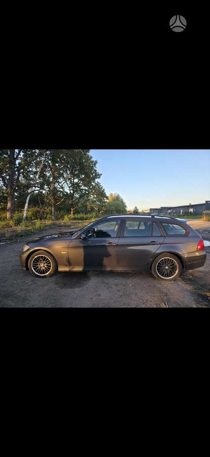 BMW 320 2005 — rear view