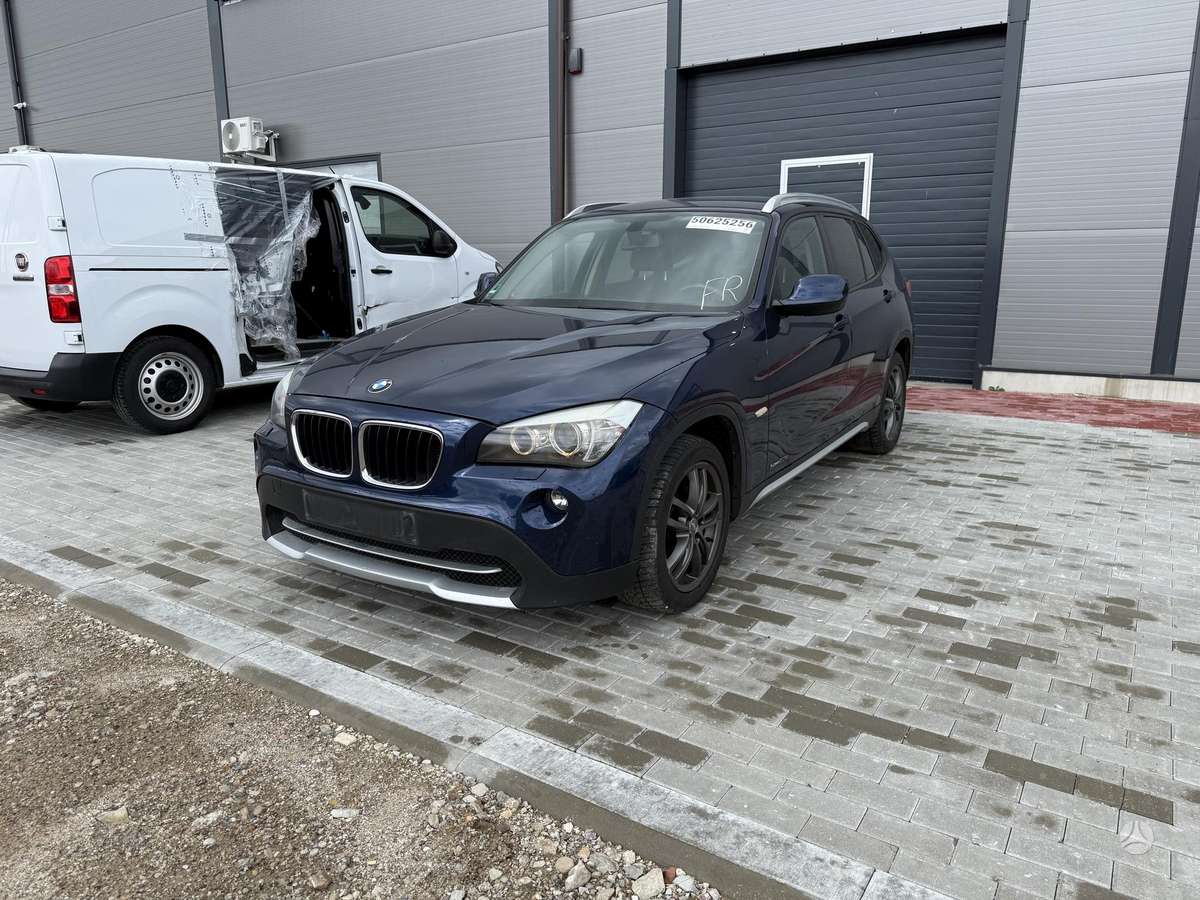 BMW X1 2010 — салон
