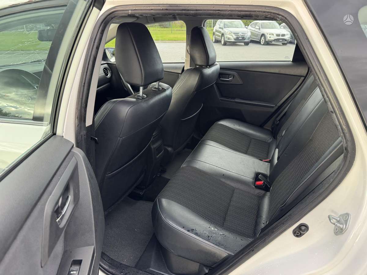 Toyota Auris 2014 — photo 16