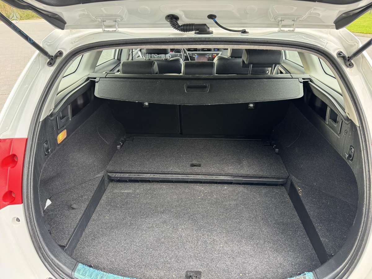 Toyota Auris 2014 — photo 17